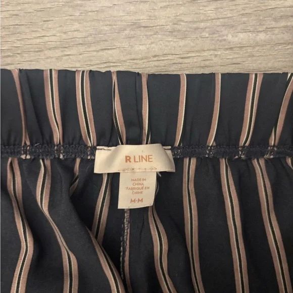 Striped Size Medium Pyjamas - Picture 13 of 15